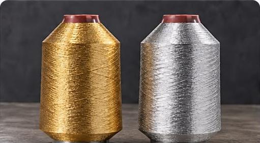 Carretes de hilo metálico dorado y plata